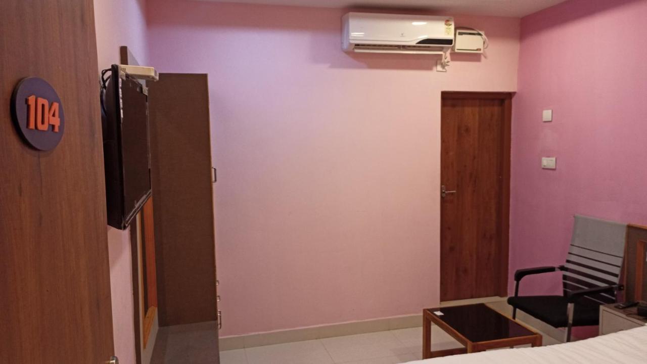 מלון קראיקודי Aarthi Residency מראה חיצוני תמונה