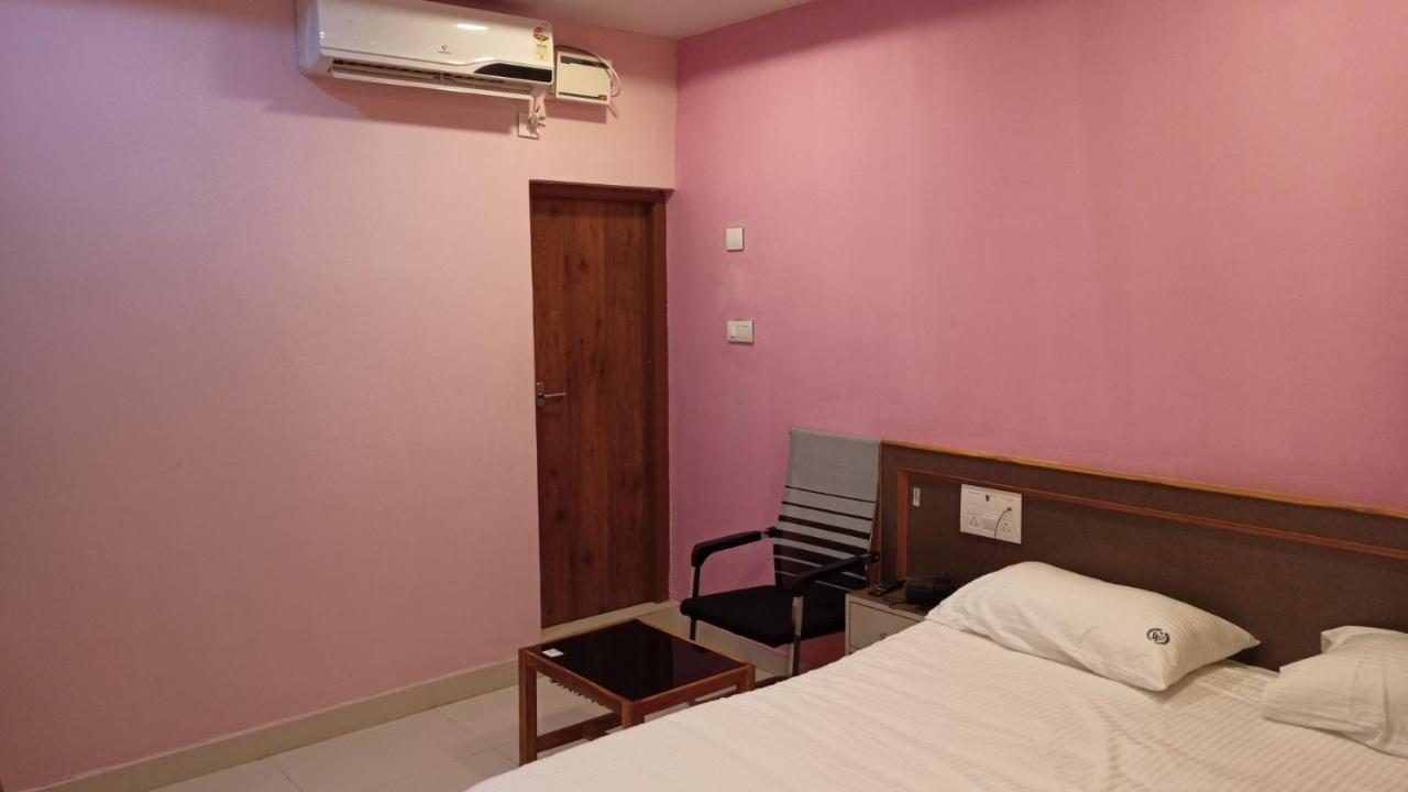 מלון קראיקודי Aarthi Residency מראה חיצוני תמונה