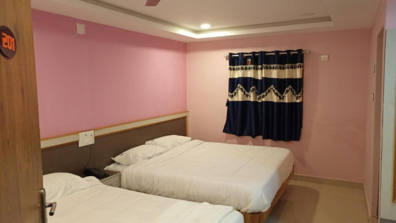 מלון קראיקודי Aarthi Residency מראה חיצוני תמונה