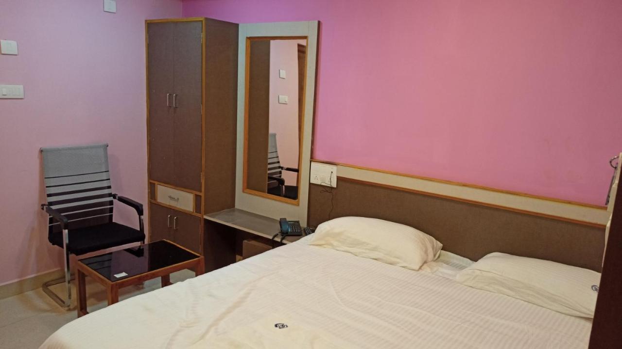 מלון קראיקודי Aarthi Residency מראה חיצוני תמונה