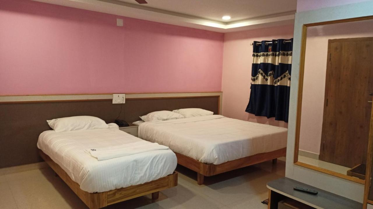 מלון קראיקודי Aarthi Residency מראה חיצוני תמונה