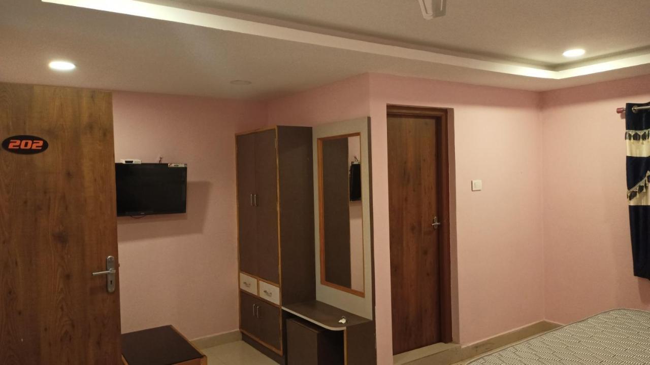 מלון קראיקודי Aarthi Residency מראה חיצוני תמונה